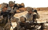 [ẢNH] Súng máy huyền thoại Mỹ trên bàn làm việc của chi huy khét tiếng Taliban