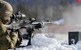 [ẢNH] Súng máy huyền thoại Mỹ trên bàn làm việc của chi huy khét tiếng Taliban