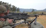 [ẢNH] Súng máy huyền thoại Mỹ trên bàn làm việc của chi huy khét tiếng Taliban