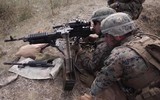 [ẢNH] Súng máy huyền thoại Mỹ trên bàn làm việc của chi huy khét tiếng Taliban