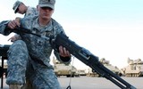 [ẢNH] Súng máy huyền thoại Mỹ trên bàn làm việc của chi huy khét tiếng Taliban