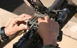 [ẢNH] Súng máy huyền thoại Mỹ trên bàn làm việc của chi huy khét tiếng Taliban