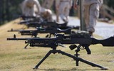 [ẢNH] Súng máy huyền thoại Mỹ trên bàn làm việc của chi huy khét tiếng Taliban