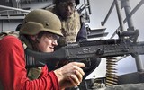 [ẢNH] Súng máy huyền thoại Mỹ trên bàn làm việc của chi huy khét tiếng Taliban