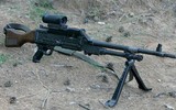 [ẢNH] Súng máy huyền thoại Mỹ trên bàn làm việc của chi huy khét tiếng Taliban