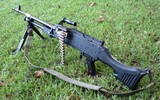 [ẢNH] Súng máy huyền thoại Mỹ trên bàn làm việc của chi huy khét tiếng Taliban