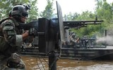 [ẢNH] Súng máy huyền thoại Mỹ trên bàn làm việc của chi huy khét tiếng Taliban