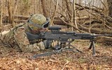[ẢNH] Súng máy huyền thoại Mỹ trên bàn làm việc của chi huy khét tiếng Taliban