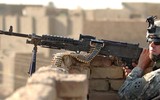 [ẢNH] Súng máy huyền thoại Mỹ trên bàn làm việc của chi huy khét tiếng Taliban