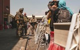 [ẢNH] Nhóm đàn ông Afghanistan tị nạn tấn công nữ binh sĩ Mỹ