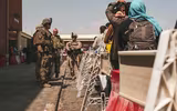 [ẢNH] Nhóm đàn ông Afghanistan tị nạn tấn công nữ binh sĩ Mỹ