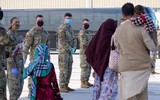 [ẢNH] Nhóm đàn ông Afghanistan tị nạn tấn công nữ binh sĩ Mỹ