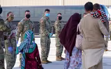 [ẢNH] Nhóm đàn ông Afghanistan tị nạn tấn công nữ binh sĩ Mỹ
