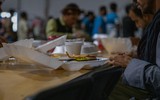 [ẢNH] Nhóm đàn ông Afghanistan tị nạn tấn công nữ binh sĩ Mỹ