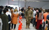 [ẢNH] Nhóm đàn ông Afghanistan tị nạn tấn công nữ binh sĩ Mỹ