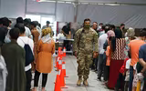 [ẢNH] Nhóm đàn ông Afghanistan tị nạn tấn công nữ binh sĩ Mỹ