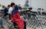 [ẢNH] Nhóm đàn ông Afghanistan tị nạn tấn công nữ binh sĩ Mỹ