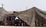 [ẢNH] Nhóm đàn ông Afghanistan tị nạn tấn công nữ binh sĩ Mỹ