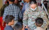 [ẢNH] Nhóm đàn ông Afghanistan tị nạn tấn công nữ binh sĩ Mỹ