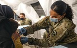 [ẢNH] Nhóm đàn ông Afghanistan tị nạn tấn công nữ binh sĩ Mỹ