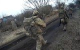 [ẢNH] Xuất hiện đội lính bắn tỉa bí ẩn trang bị toàn đồ NATO tại miền Đông Ukraine