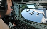 [ẢNH] 'Thùng xăng bay' KC-135 Mỹ suýt gây họa vì tự động bổ nhào