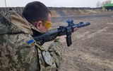 [ẢNH] Vệ binh Quốc gia Ukraine thay thế súng AK bằng súng AR-15 Mỹ