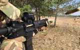 [ẢNH] Vệ binh Quốc gia Ukraine thay thế súng AK bằng súng AR-15 Mỹ