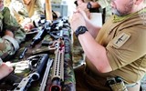 [ẢNH] Vệ binh Quốc gia Ukraine thay thế súng AK bằng súng AR-15 Mỹ