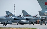 Tiêm kích 'con cưng' J-10 Trung Quốc gặp nạn, 2 phi công liền nhảy xuống sông