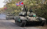 Xe tăng ly khai Ukraine rầm rập áp sát phòng tuyến quân chính phủ