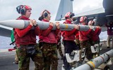 Gần 300 tên lửa sát thủ AIM-120 của Mỹ đổ về Trung Đông