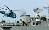 Trực thăng SH-3 Sea King Iran vừa đột nhiên áp sát tàu đổ bộ USS Essex Mỹ