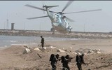 Trực thăng SH-3 Sea King Iran vừa đột nhiên áp sát tàu đổ bộ USS Essex Mỹ