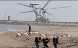 Trực thăng SH-3 Sea King Iran vừa đột nhiên áp sát tàu đổ bộ USS Essex Mỹ