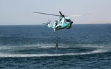 Trực thăng SH-3 Sea King Iran vừa đột nhiên áp sát tàu đổ bộ USS Essex Mỹ