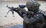 Súng máy huyền thoại PKM Liên Xô theo chân lính Nga tới Bắc Cực