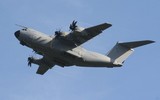 Vận tải cơ A-400M chở theo lính đặc nhiệm Anh vừa hạ cánh xuống Ukraine