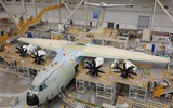 Vận tải cơ A-400M chở theo lính đặc nhiệm Anh vừa hạ cánh xuống Ukraine