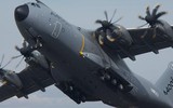 Vận tải cơ A-400M chở theo lính đặc nhiệm Anh vừa hạ cánh xuống Ukraine