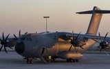 Vận tải cơ A-400M chở theo lính đặc nhiệm Anh vừa hạ cánh xuống Ukraine