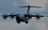 Vận tải cơ A-400M chở theo lính đặc nhiệm Anh vừa hạ cánh xuống Ukraine