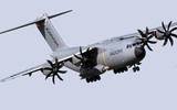 Vận tải cơ A-400M chở theo lính đặc nhiệm Anh vừa hạ cánh xuống Ukraine