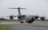 Vận tải cơ A-400M chở theo lính đặc nhiệm Anh vừa hạ cánh xuống Ukraine