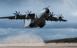 Vận tải cơ A-400M chở theo lính đặc nhiệm Anh vừa hạ cánh xuống Ukraine