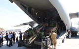 Vận tải cơ A-400M chở theo lính đặc nhiệm Anh vừa hạ cánh xuống Ukraine