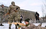 Quân đội Ukraine gây sốc khi phải dùng AK gỗ vì thiếu súng thật