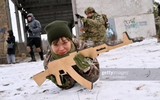 Quân đội Ukraine gây sốc khi phải dùng AK gỗ vì thiếu súng thật