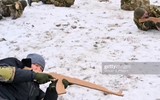 Quân đội Ukraine gây sốc khi phải dùng AK gỗ vì thiếu súng thật