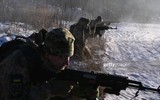 Quân đội Ukraine gây sốc khi phải dùng AK gỗ vì thiếu súng thật